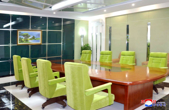 북한 황해북도 정방산 기슭에 3개 호동과 운동실, 수영장 등을 갖춘 정방산호텔이 지난 20일 준공됐다고 조선중앙통신이 21일 보도했다. 2021.10.21  평양 조선중앙통신·연합뉴스