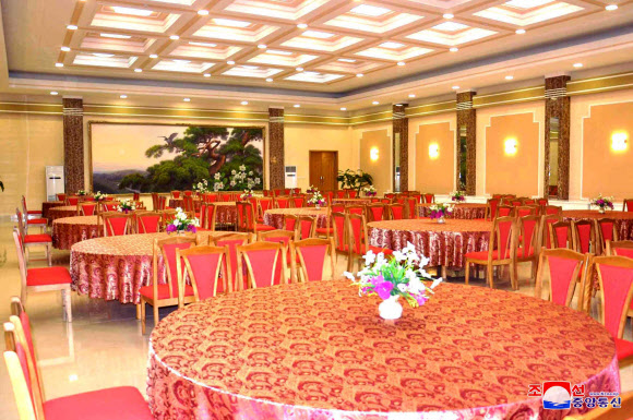 북한 황해북도 정방산 기슭에 3개 호동과 운동실, 수영장 등을 갖춘 정방산호텔이 지난 20일 준공됐다고 조선중앙통신이 21일 보도했다. 2021.10.21  평양 조선중앙통신·연합뉴스