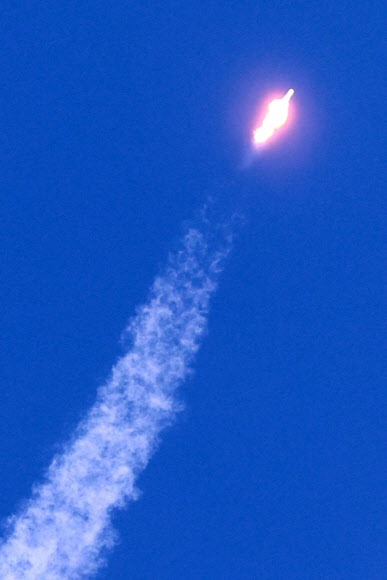 순수 국내 기술로 설계·제작된 한국형 발사체 누리호(KSLV-II)가 21일 오후 전남 고흥군 봉래면 나로우주센터에서 발사되고 있다.  2010년 3월 개발사업이 시작된 누리호는 1.5t급 실용위성을 지구 저궤도(600∼800km)에 투입하기 위해 제작됐다. 이날 발사에서 과학기술정보통신부(과기정통부)와 한국항공우주연구원(항우연)은 누리호의 3단에 1.5t 모사체 위성(더미 위성)을 탑재했다. 2021.10.21  연합뉴스