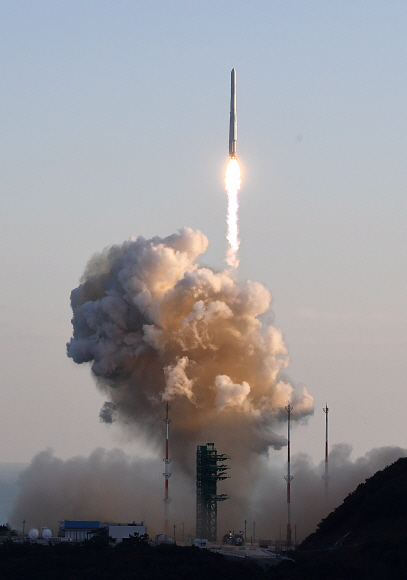 한국형 발사체 누리호(KSLV-ll)가 21일 고흥군 나로우주센터 제2발사대에서 화염을 내뿜으며 힘차게 날아오르고 있다. 누리호는 1.5t급 실용위성을 지구저궤도(600~800km)에 투입하기 위해 만들어진 3단 발사체이며 엔진 설계에서부터 제작, 시험, 발사 운용까지 모두 국내 기술로 완성한 최초의 국산 발사체이다. 2021. 10. 21 고흥 오장환 기자 5zzang@seoul.co.kr