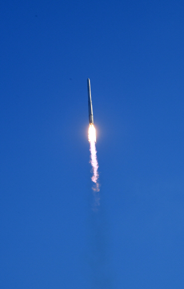 한국형 발사체 누리호(KSLV-ll)가 21일 고흥군 나로우주센터 제2발사대에서 화염을 내뿜으며 힘차게 날아오르고 있다. 누리호는 1.5t급 실용위성을 지구저궤도(600~800km)에 투입하기 위해 만들어진 3단 발사체이며 엔진 설계에서부터 제작, 시험, 발사 운용까지 모두 국내 기술로 완성한 최초의 국산 발사체이다. 2021. 10. 21  고흥 오장환 기자 5zzang@seoul.co.kr