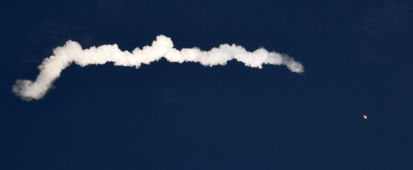 한국형 발사체 누리호(KSLV-ll)가 21일 고흥군 나로우주센터 제2발사대에서 화염을 내뿜으며 힘차게 날아오르고 있다. 누리호는 1.5t급 실용위성을 지구저궤도(600~800km)에 투입하기 위해 만들어진 3단 발사체이며 엔진 설계에서부터 제작, 시험, 발사 운용까지 모두 국내 기술로 완성한 최초의 국산 발사체이다. 2021.10.21  고흥 사진공동취재단