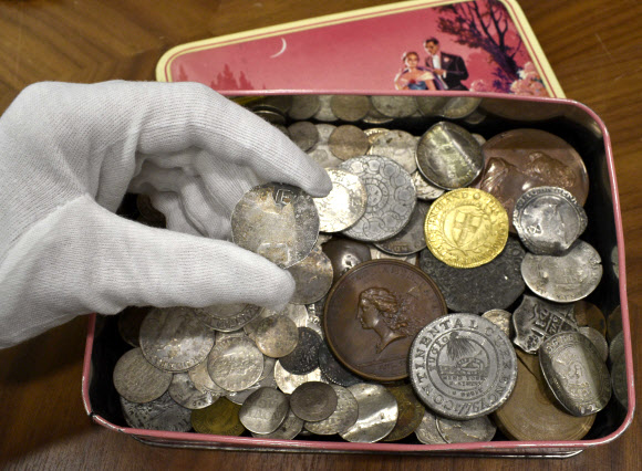 영국 경매회사 모턴 앤드 에덴이 지난달 9일(현지시간) 공개한 17세기 중반에 주조되고 통용된 실링 동전의 모습. 370년 된 것인데 집안 서재의 사탕 상자 안에 다른 동전들과 함께 방치돼 있었다.다음달 런던 경매에 나와 우리 돈 3억 2500만원 정도는 받아낼 수 있을 것으로 예상된다. 모턴 앤드 에덴 제공 AP 연합뉴스 