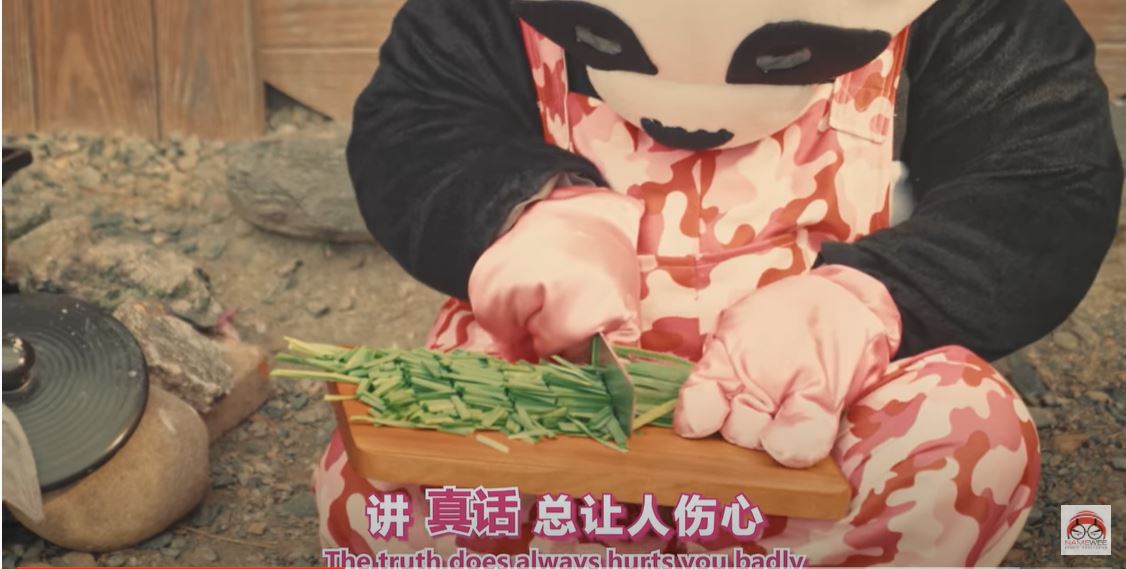 중국 공산당 체제를 비판한 노래 ‘유리심장’ 뮤직비디오의 한 장면. 중국을 상징하는 판다곰이 주식 개인투자자를 의미하는 부추를 썰고 있다. 출처:유튜브