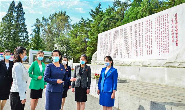 북한 노동당 기관지 노동신문은 22일 김정은 총비서의 김정숙평양방직공장 현지지도 8주년을 기념하며 충성과 열정의 중요성을 되새겼다.  평양 노동신문 뉴스1