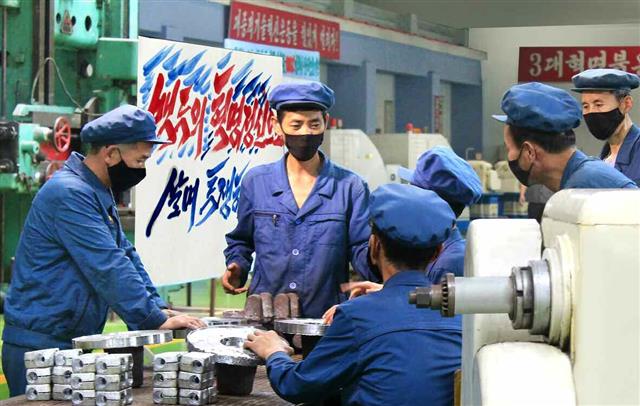 북한 노동당 기관지 노동신문은 22일 평양무궤도전차공장 가공직장의 작업현장 사진을 싣고 “올해 전투목표를 점령하자는 열정적인 호소에 모두가 호응하여 지혜를 합쳐가고 있다”라고 보도했다.  평양 노동신문 뉴스1