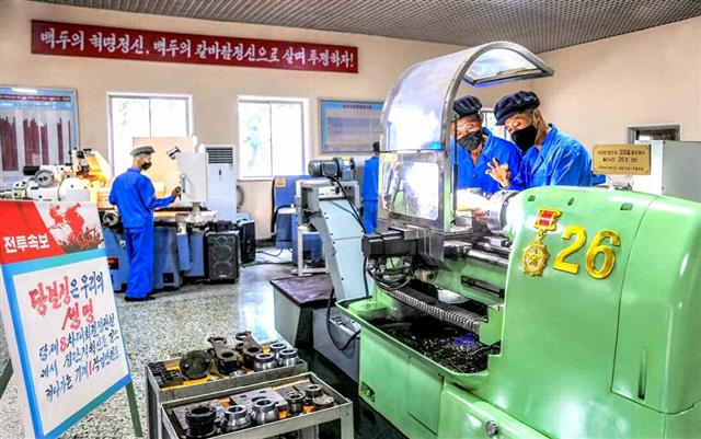 북한 노동당 기관지 노동신문은 22일 “당 대회 결정 관철을 위한 생산 돌격전을 벌이고 있다”며 평양방직기계공장 현장 사진을 실었다.  평양 노동신문 뉴스1