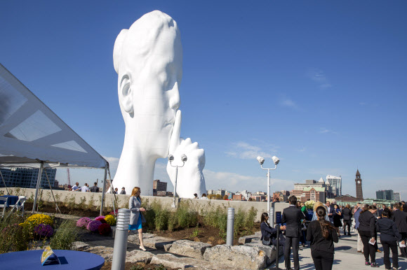 21일(현지시간) 미국 뉴저지주 저지시티에 조각상 ‘물의 영혼(Water’s Soul)’이 새로 설치돼 있다.  AP 연합뉴스