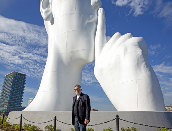 21일(현지시간) 미국 뉴저지주 저지시티에 새로 설치된 조각상 ‘물의 영혼(Water’s Soul)’ 앞에서 이 작품을 제작한 스페인 바르셀로나 출신의 예술가 자우메 플렌사가 포즈를 취하고 있다. AP 연합뉴스