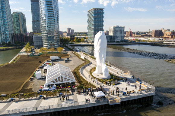 21일(현지시간) 미국 뉴저지주 저지시티에 조각상 ‘물의 영혼(Water’s Soul)’이 새로 설치돼 있다.  AP 연합뉴스