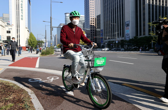 오세훈 서울시장이 22일 오전 서울 중구 도시건축전시관 앞 ‘따릉이’ 자전거대여소에서 자전거를 빌려 타고 있다. 2021.10.22  연합뉴스