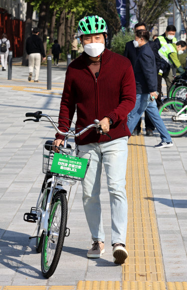 오세훈 서울시장이 22일 오전 서울 중구 도시건축전시관 앞 ‘따릉이’ 자전거대여소에서 자전거를 빌려 이동하고 있다. 2021.10.22  연합뉴스