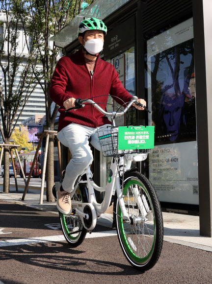 오세훈 서울시장이 22일 오전 서울 중구 도시건축전시관 앞 ‘따릉이’ 자전거대여소에서 자전거를 빌려 타고 있다. 2021.10.22  연합뉴스