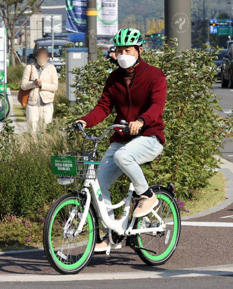 오세훈 서울시장이 22일 오전 서울 중구 도시건축전시관 앞 ‘따릉이’ 자전거대여소에서 자전거를 빌려 타고 있다. 2021.10.22  연합뉴스