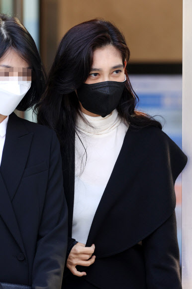 이부진 호텔신라 사장이 22일 오후 서울 강남구 삼성서울병원 장례식장에 마련된 전두환 전 대통령 동생 전경환 씨의 빈소에서 조문을 마친 뒤 식장을 나서고 있다.  전씨는 뇌경색과 다발성 심장판막 질환 등의 지병으로 투병하다 생을 마감했다. 2021.10.22  연합뉴스