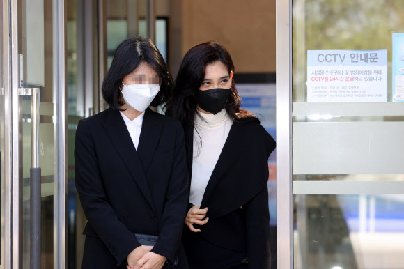 이부진 호텔신라 사장이 22일 오후 서울 강남구 삼성서울병원 장례식장에 마련된 전두환 전 대통령 동생 전경환 씨의 빈소에서 조문을 마친 뒤 식장을 나서고 있다.  전씨는 뇌경색과 다발성 심장판막 질환 등의 지병으로 투병하다 생을 마감했다. 2021.10.22  연합뉴스