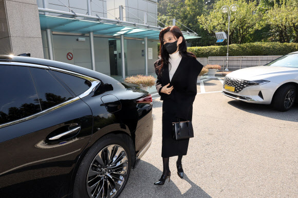 이부진 호텔신라 사장이 22일 오후 서울 강남구 삼성서울병원 장례식장에 마련된 전두환 전 대통령 동생 전경환 씨의 빈소에서 조문을 마친 뒤 식장을 나서고 있다.  전씨는 뇌경색과 다발성 심장판막 질환 등의 지병으로 투병하다 생을 마감했다. 2021.10.22  연합뉴스