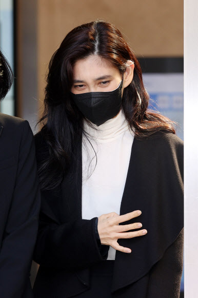 이부진 호텔신라 사장이 22일 오후 서울 강남구 삼성서울병원 장례식장에 마련된 전두환 전 대통령 동생 전경환 씨의 빈소에서 조문을 마친 뒤 식장을 나서고 있다.  전씨는 뇌경색과 다발성 심장판막 질환 등의 지병으로 투병하다 생을 마감했다. 2021.10.22  연합뉴스