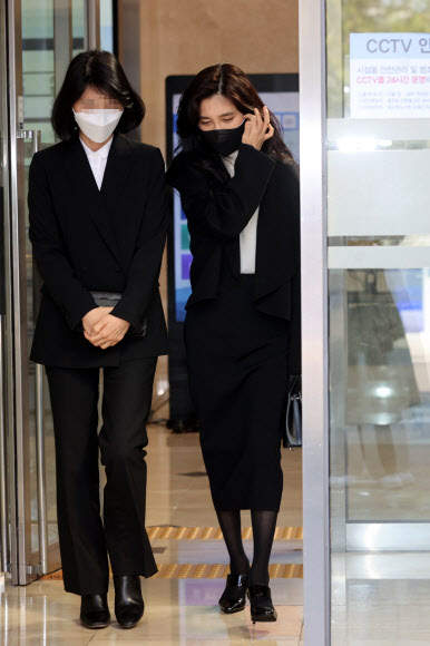 이부진 호텔신라 사장이 22일 오후 서울 강남구 삼성서울병원 장례식장에 마련된 전두환 전 대통령 동생 전경환 씨의 빈소에서 조문을 마친 뒤 식장을 나서고 있다.  전씨는 뇌경색과 다발성 심장판막 질환 등의 지병으로 투병하다 생을 마감했다. 2021.10.22  연합뉴스