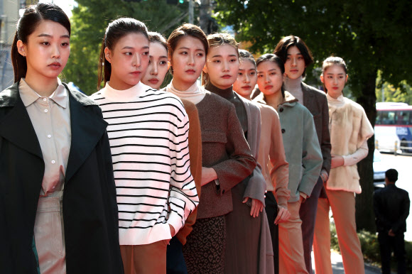 22일 오후 서울 금천구 아뜰리에440에서 열린 ‘2021 금천 골목길 패션쇼’에서 모델들이 골목길 런웨이를 걷고 있다. 이번 골목길 패션쇼는 코로나 팬데믹 시대 소상공인 의류 제조 업체들을 살리기 위해 마련됐다. 2021.10.22  연합뉴스