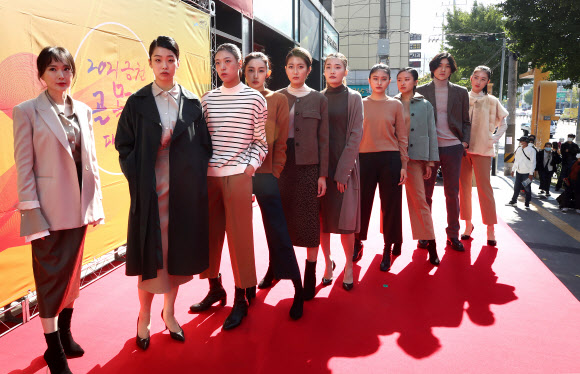 22일 오후 서울 금천구 아뜰리에440에서 열린 ‘2021 금천 골목길 패션쇼’에서 모델들이 포즈를 취하고 있다. 이번 골목길 패션쇼는 코로나 팬데믹 시대 소상공인 의류 제조 업체들을 살리기 위해 마련됐다. 2021.10.22  연합뉴스