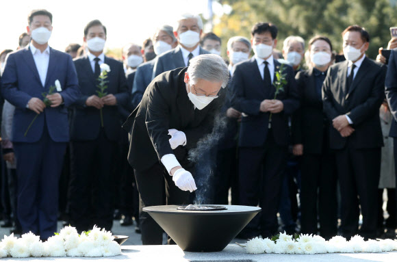 더불어민주당 대선 후보인 이재명 경기도지사가 22일 오후 경남 김해시 진영읍 봉하마을 노무현 전 대통령 묘역을 참배하고 있다. 2021.10.22  연합뉴스