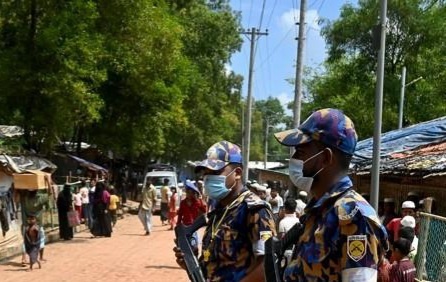 방글라데시 로힝야족 난민 캠프에서 경계 활동 중인 경찰. AFP 연합뉴스