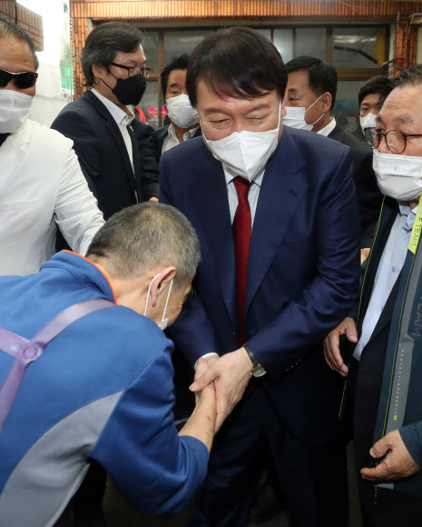 윤석열, 울산 신정시장 방문