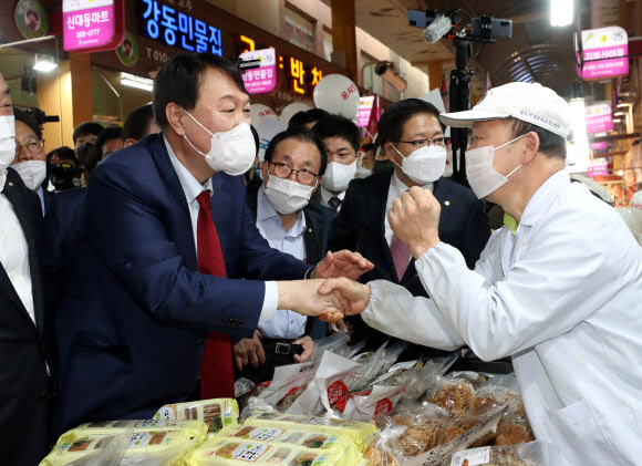 상인과 인사하는 윤석열