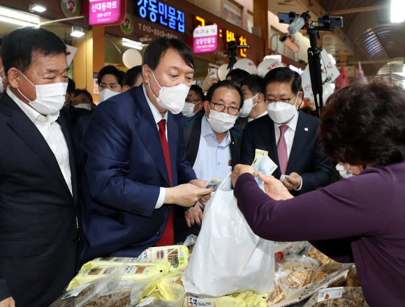 울산 신정시장 방문한 윤석열