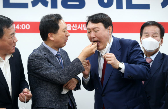 떡 받아먹는 윤석열