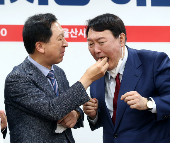 떡 받아먹는 윤석열