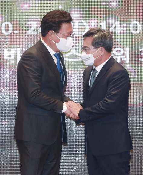 김동연 전 부총리(오른쪽)가 24일 오후 서울 마포구 누리꿈스퀘어에서 열린 ‘새로운 물결(가칭)’ 창당 발기인 대회에서 송영길 더불어민주당 대표와 악수를 하고 있다.2021. 10. 24  김명국 선임기자 daunso@seoul.co.kr