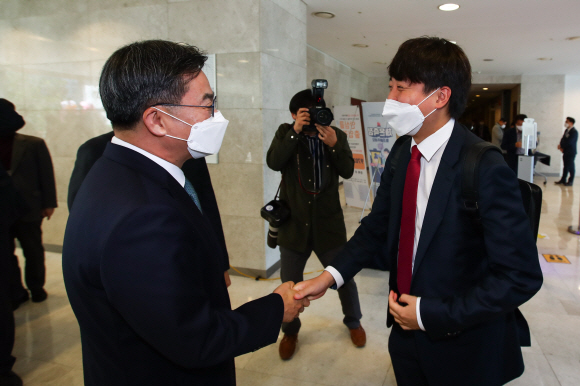 24일 서울 상암동 누리꿈스퀘어 비즈니스 타워에서 열린 가칭 “새로운물결” 창당발기인 대회에 참석한 국민의힘 이준석 대표(오른쪽)가 김동연 전 경제부총리와 인사하고 있다.2021. 10. 24  김명국 선임기자 daunso@seoul.co.kr