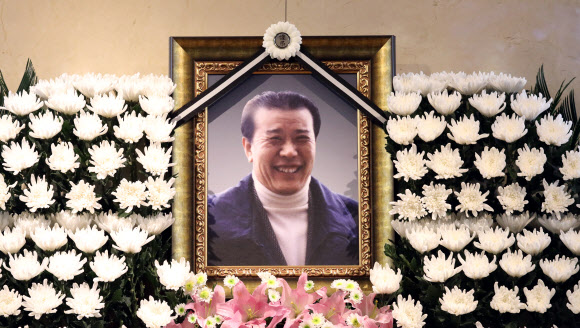 24일 한국 영화계의 거목 고 이태원 태흥영화사 전 대표의 빈소가 마련된 서대문구 세브란스병원에 고인의 영정사진이 놓여 있다.  고인은 영화 ‘서편제’, ‘장군의 아들’ ‘아제 아제 바라아제’ 등을 제작했다. 향년 83세. 2021.10.24  연합뉴스