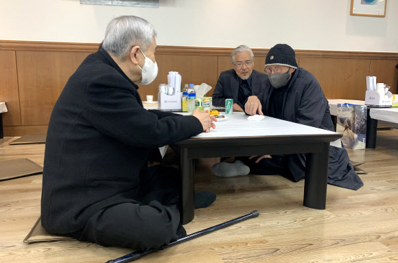 24일 서울 서대문구 신촌세브란스 장례식장에 마련된 이태원 태흥영화사 대표의 빈소를 찾은 임권택(왼쪽부터), 임상수, 정일성 감독이 대화하고 있다.  영화 ‘서편제’, ‘아제 아제 바라아제’ 등을 제작한 한국 영화계의 거목 이 대표는 향년 83세로 생을 마감했다. 1984년 ‘태흥영화사’를 설립해 임권택 감독, 정일성 촬영감독과 평생의 트리오로 활약하며 한국 영화사에 길이 남을 역작을 남겼다. 2021.10.24  연합뉴스