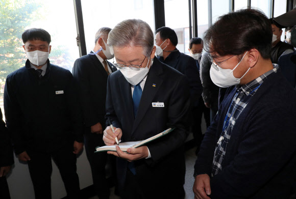 더불어민주당 대선 후보인 이재명 경기도지사가 25일 오전 경기도 수원시 경기도청에서 퇴임 기자회견을 마친 뒤 도청 직원의 사인 요청에 응하고 있다. 2021.10.25 국회사진기자단