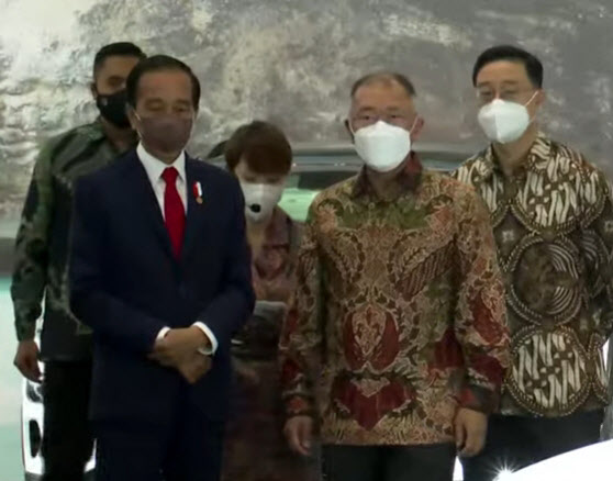 전기차 산업 전시장 관람하는 정의선과 조코위 대통령