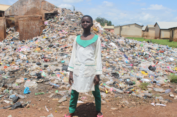아프리카 가나 칸빌리에 사는 나지파 아나스는 집 앞 해변과 마을을 둘러싼 쓰레기 때문에 우울한 나날을 보냈다. 먼바다 건너에서 온 외국산 쓰레기도 섞여 있다. 나지파는 쓰레기산이 내뿜는 악취에 고통을 호소한다. 초록우산 어린이재단 제공