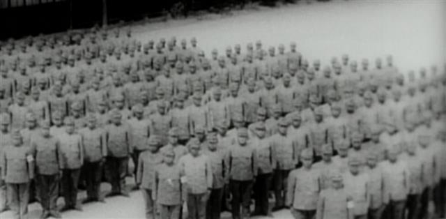 한국영상자료원이 26일부터 공개하는 일제강점기 기록영화는 ‘일본실록’(1943)과 같이 1920~1940년대 시대상을 생생히 보여 준다. 한국영상자료원 제공