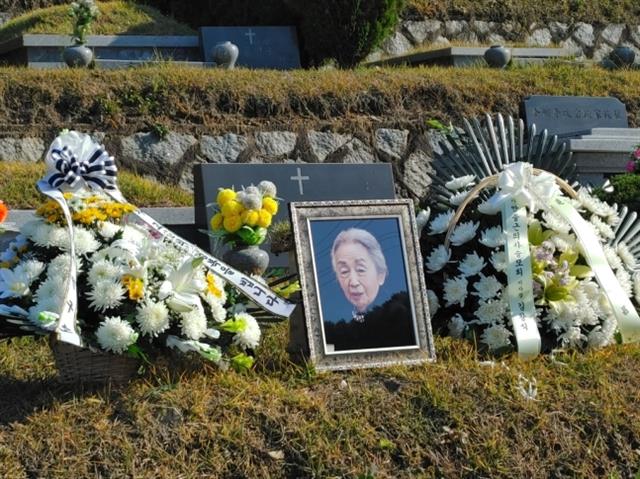 지난 23일 별세한 독립운동가 안중근 의사의 조카며느리 박태정씨가 25일 경기 용인공원묘지에 안장됐다. 민족문제연구소 제공