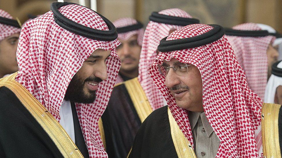 　무함마드 빈살만 사우디아라비아 왕세자와 그에게 2017년 왕세자 지위를 물려준 사촌 무함마드 빈나예프가 정감 넘치는 대화를 하고 있다. 하지만 실세 무함마드 왕세자는 지난해 빈나예프 전 왕세자를 알 수 없는 혐의로 구금했다. 　아나돌루 통신 자료사진 