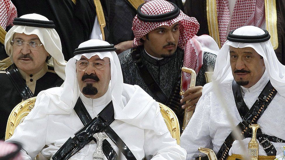 압둘라(왼쪽) 사우디아라비아 국왕이 2015년 1월 90세를 일기로 세상을 떠나자 이복 동생인 살만 빈압둘아지즈 알사우드가 그 직위를 물려 받았다. 　AFP 자료사진 