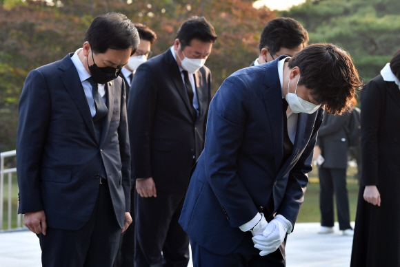 이준석 국민의힘 대표와 김기현 원내대표가 26일 오전 서울 동작구 국립서울현충원을 방문해 현충탑 참배를 하고 있다.2021. 10. 26 정연호 기자 tpgod@seoul.co.kr