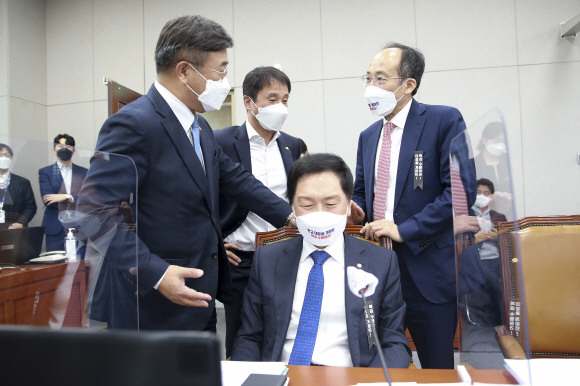 윤호중 위원장(왼쪽)이 26일 오전 서울 여의도 국회에서 열린 운영위원회의 대통령비서실, 국가안보실, 대통령경호처 국정감사에서 정회를 선언하고 김기현 야당 간사(가운데)와 대화를 나누고 있다.2021. 10. 26 정연호 기자 tpgod@seoul.co.kr