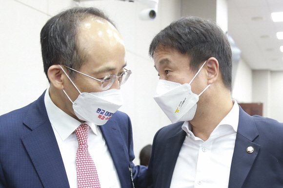 한병도 여당 간사(오른쪽)와 추경호 국민의힘 의원이 26일 오전 서울 여의도 국회에서 열린 운영위원회의 대통령비서실, 국가안보실, 대통령경호처 국정감사에서 정회가 선언되자 대화를 나누고 있다.2021. 10. 26 정연호 기자 tpgod@seoul.co.kr