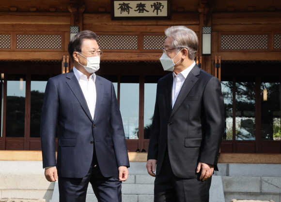 문재인 대통령이 26일 청와대 상춘재에서 더불어민주당 이재명 대통령 후보와 인사하고 있다. 2021. 10. 26 도준석 기자 pado@seoul.co.kr