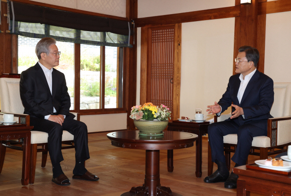 문재인 대통령이 26일 청와대 상춘재에서 열린 이재명 더불어민주당 제20대 대통령 후보 초청 차담에서 발언하고 있다.  2021. 10. 26 도준석 기자 pado@seoul.co.kr