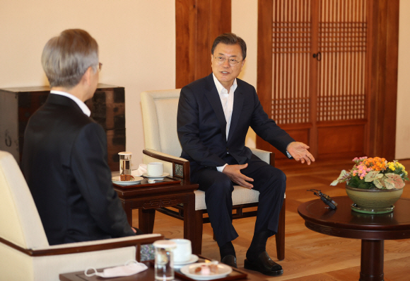 문재인 대통령이 26일 청와대 상춘재에서 열린 이재명 더불어민주당 제20대 대통령 후보 초청 차담에서 발언하고 있다. 2021. 10. 26 도준석 기자 pado@seoul.co.kr