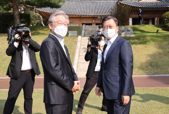 문재인 대통령이 26일 청와대 상춘재에서 더불어민주당 이재명 대통령 후보와 인사하고 있다. 2021. 10. 26 도준석 기자 pado@seoul.co.kr